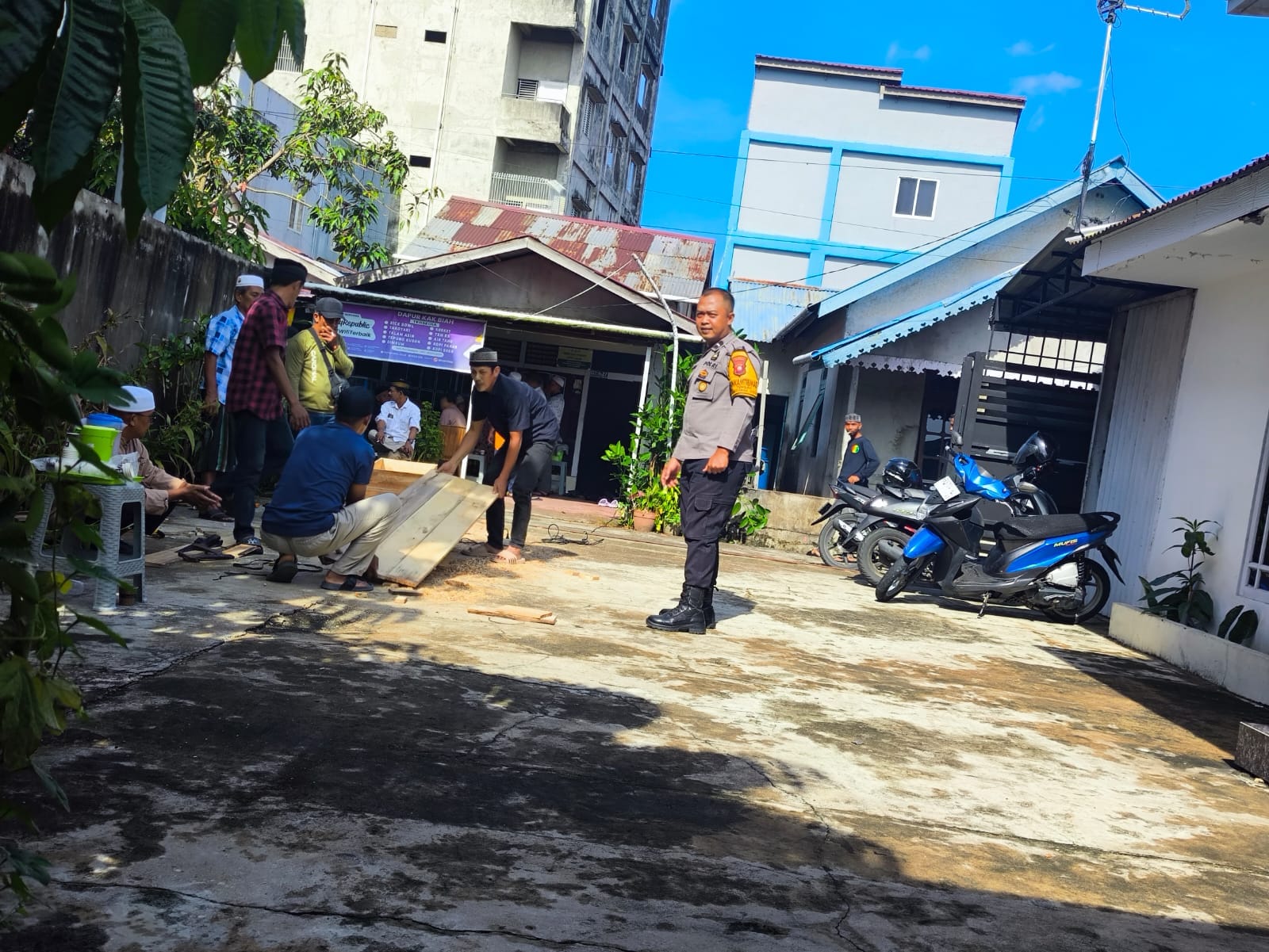 Humanis dan Peduli, Bhabinkamtibmas Polsek Pontianak Kota Hadir Sampaikan Belasungkawa kepada Keluarga Warga Binaan