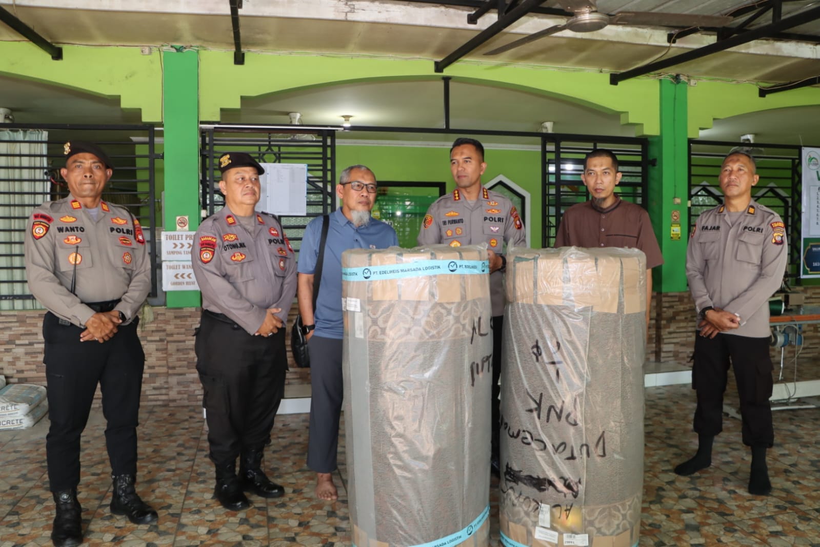 Hari Bhayangkara ke-80, Kapolresta Pontianak Salurkan Bantuan Karpet Sajadah melalui Bakti Religi