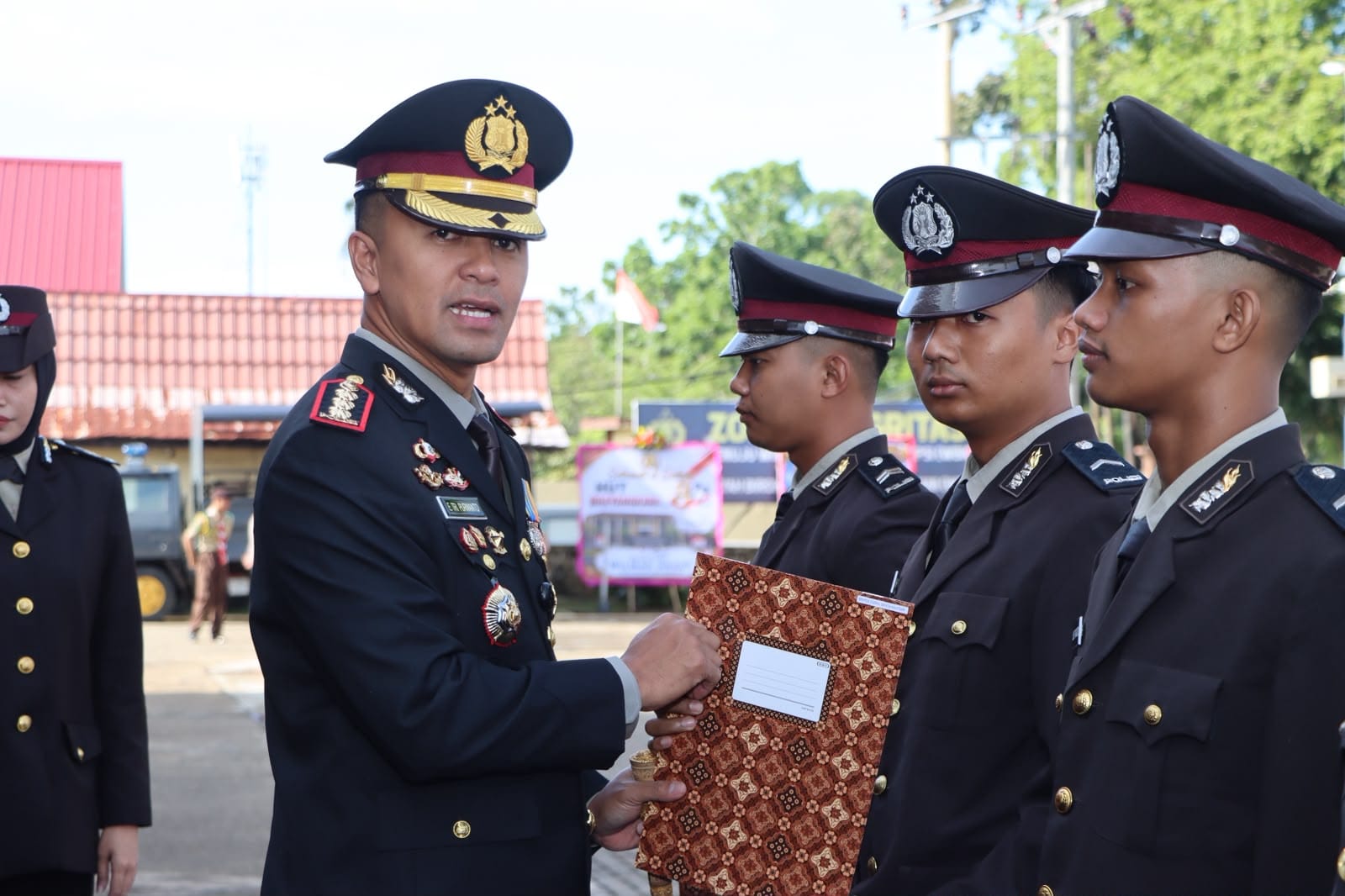 Hari Bhayangkara ke-80, Kapolresta Pontianak Berikan Penghargaan kepada Tim Patroli Enggang