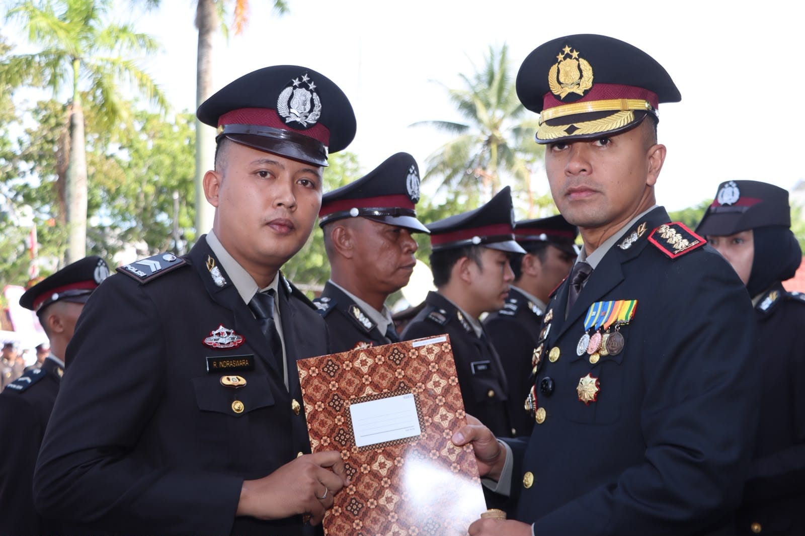Apresiasi Kinerja Personel, Kapolresta Pontianak Anugerahkan Penghargaan kepada Patroli Enggang di Hari Bhayangkara ke-80
