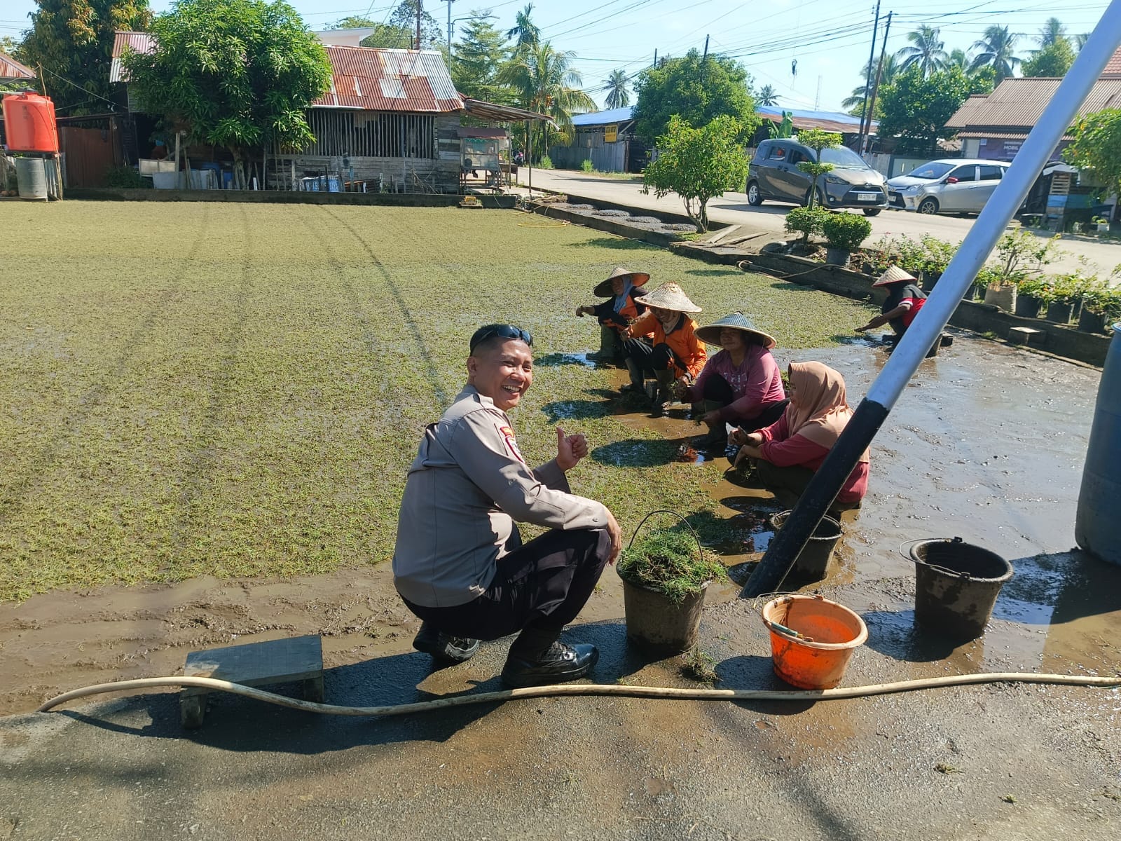 Perkuat Kemitraan dengan Masyarakat, Bhabinkamtibmas Polsek Pontianak Kota Sambang Warga di Jalan Petani