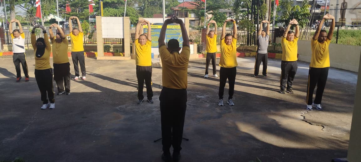 Kapolsek Pontianak Timur Pimpin Senam Pagi Bersama Personel Usai Apel Pagi