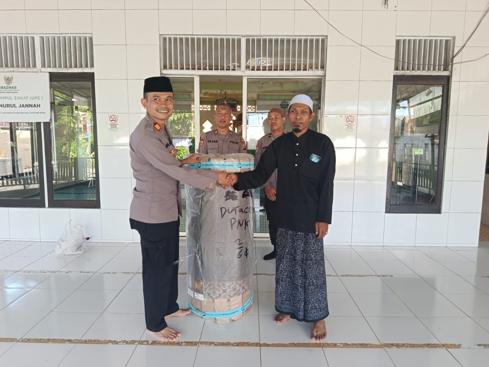 Semarak HUT Bhayangkara ke-80, Polsek Pontianak Barat Gelar Bhakti Religi dan Serahkan Karpet Sajadah Bantuan Kapolresta Pontianak