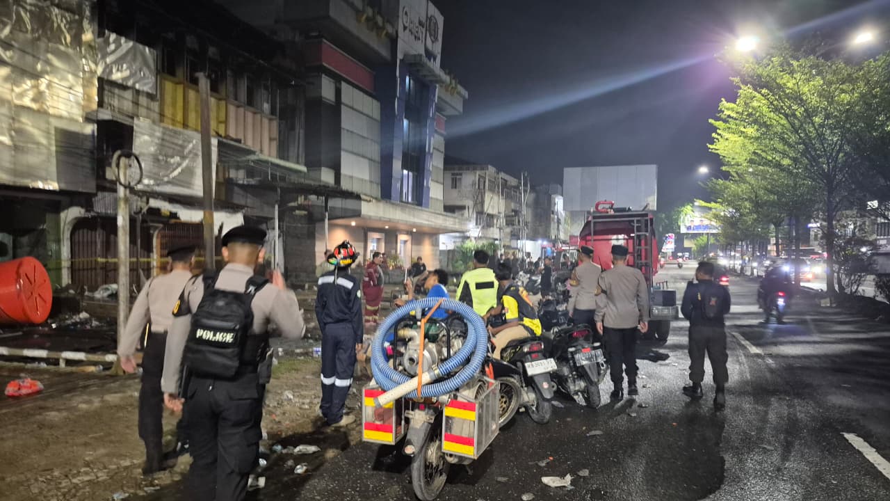 Enam Ruko Terbakar di Jalan Tanjungpura, Polresta Pontianak Sigap Amankan Lokasi Kejadian