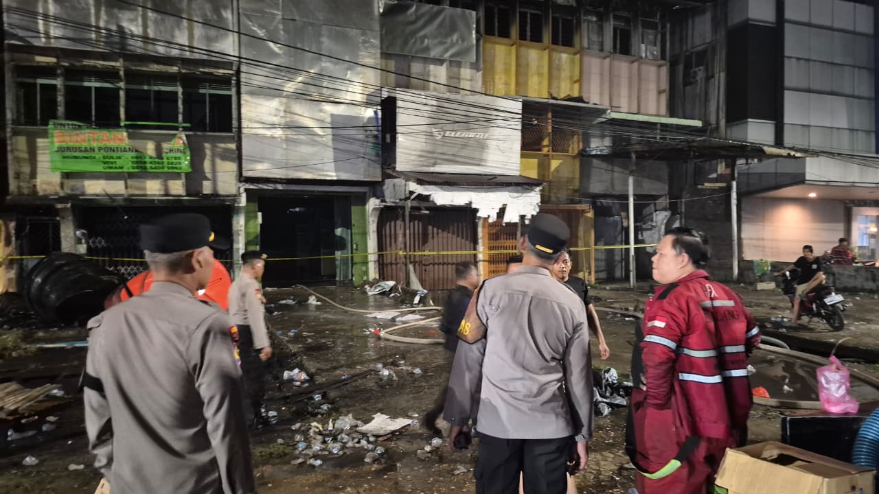 Kebakaran Hanguskan Enam Ruko di Jalan Tanjungpura, Polresta Pontianak Lakukan Pengamanan dan Pengaturan Lalu Lintas