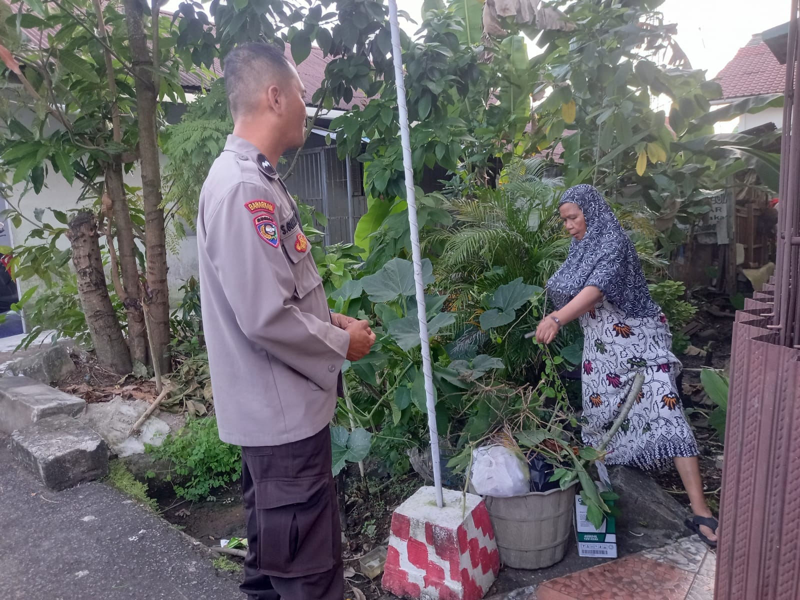 Cegah Kejahatan Siber, Bhabinkamtibmas Sei Jawi Dalam Edukasi Warga tentang Penipuan Online dan Berita Hoaks