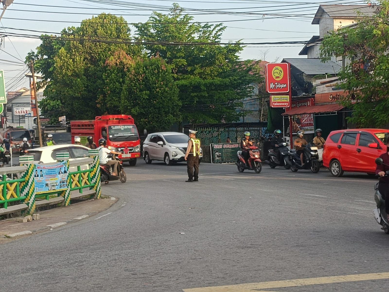Personel Lantas Polsek Pontianak Timur Hadir di Simpang Tanjung Raya, Pastikan Arus Lalu Lintas Tetap Lancar Jelang Malam Minggu