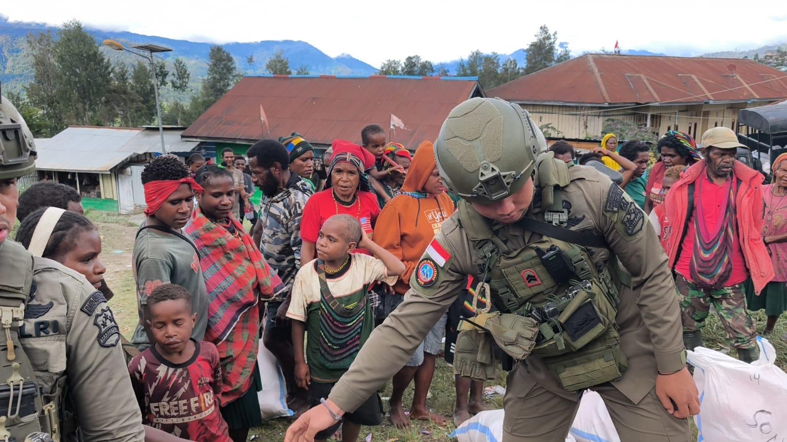 Bantuan Presiden RI Disalurkan kepada Pengungsi Agisiga, Satgas Ops Damai Cartenz Gelar Trauma Healing di Intan Jaya