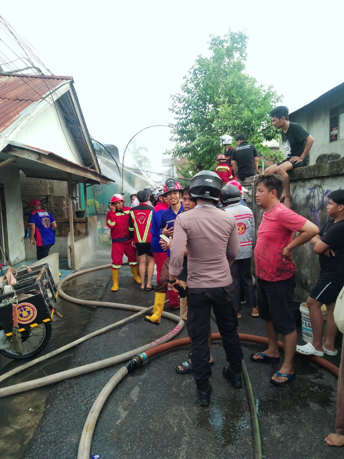 Respon Cepat Polsek Pontianak Barat, Kebakaran Dua Rumah Kopel Berhasil Ditangani Tanpa Korban Jiwa