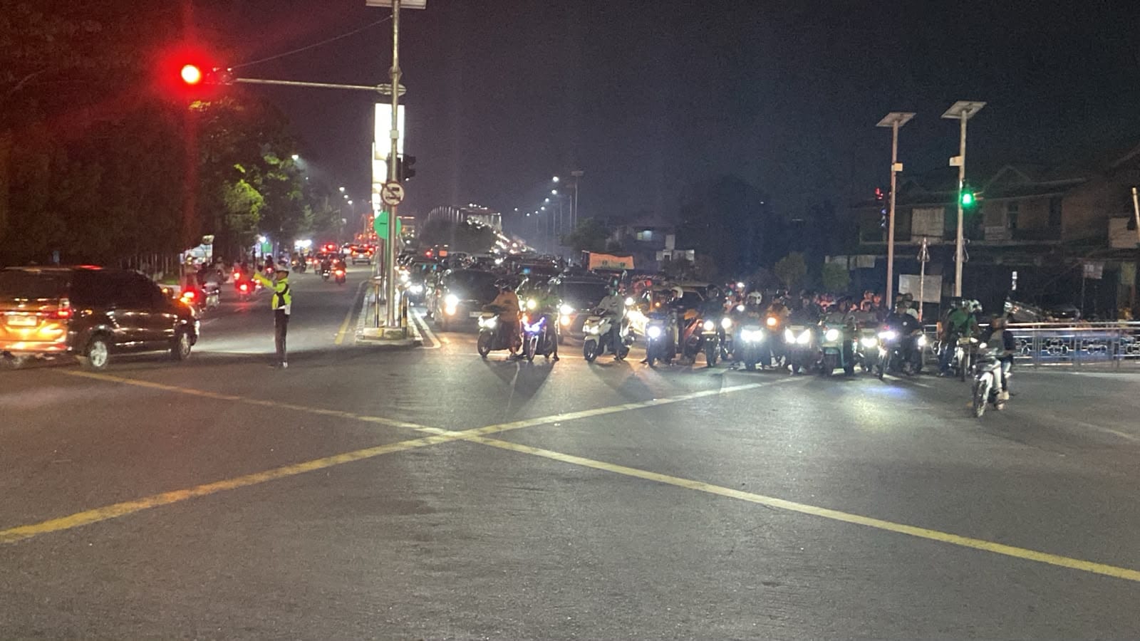 Jaga Kelancaran Lalu Lintas, Anggota Lantas Polsek Pontianak Timur Intensifkan Pengaturan pada Malam Hari