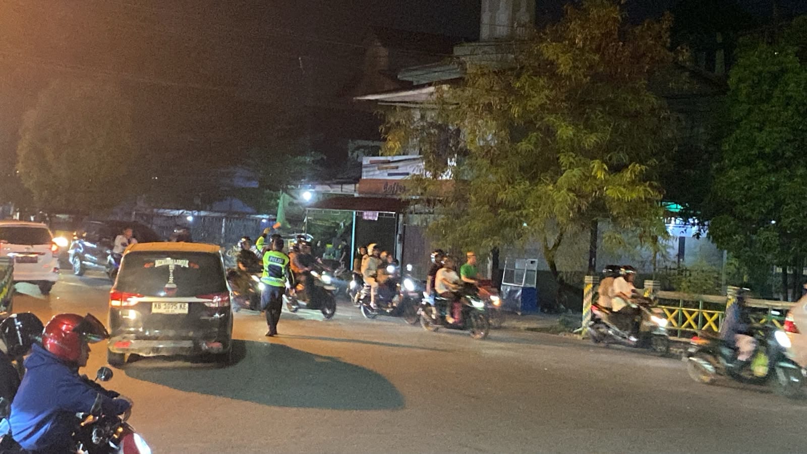 Antisipasi Kepadatan Kendaraan, Personel Lantas Polsek Pontianak Timur Hadir Atur Arus Lalu Lintas Malam Hari