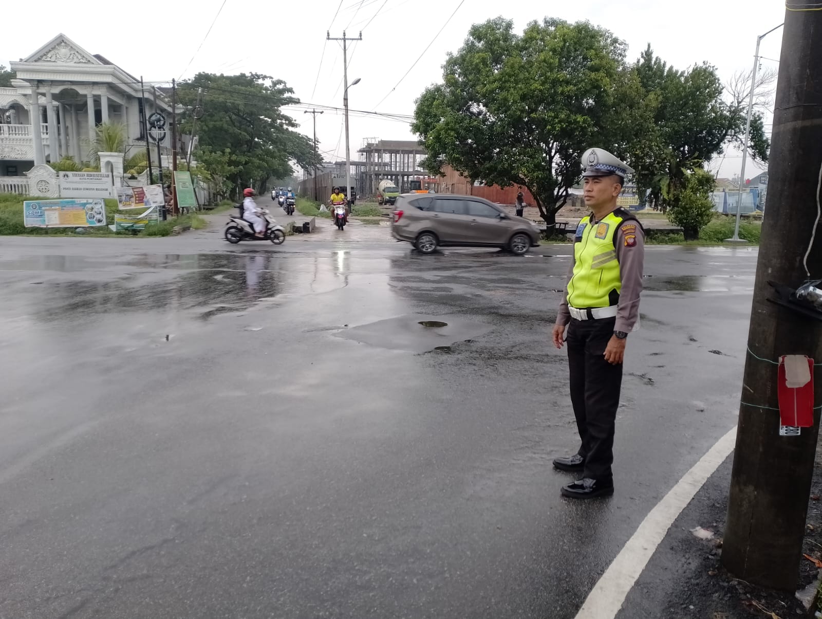 Awali Aktivitas Pagi, Polsek Pontianak Kota Laksanakan Pengaturan Arus Lalu Lintas di Persimpangan Jalan