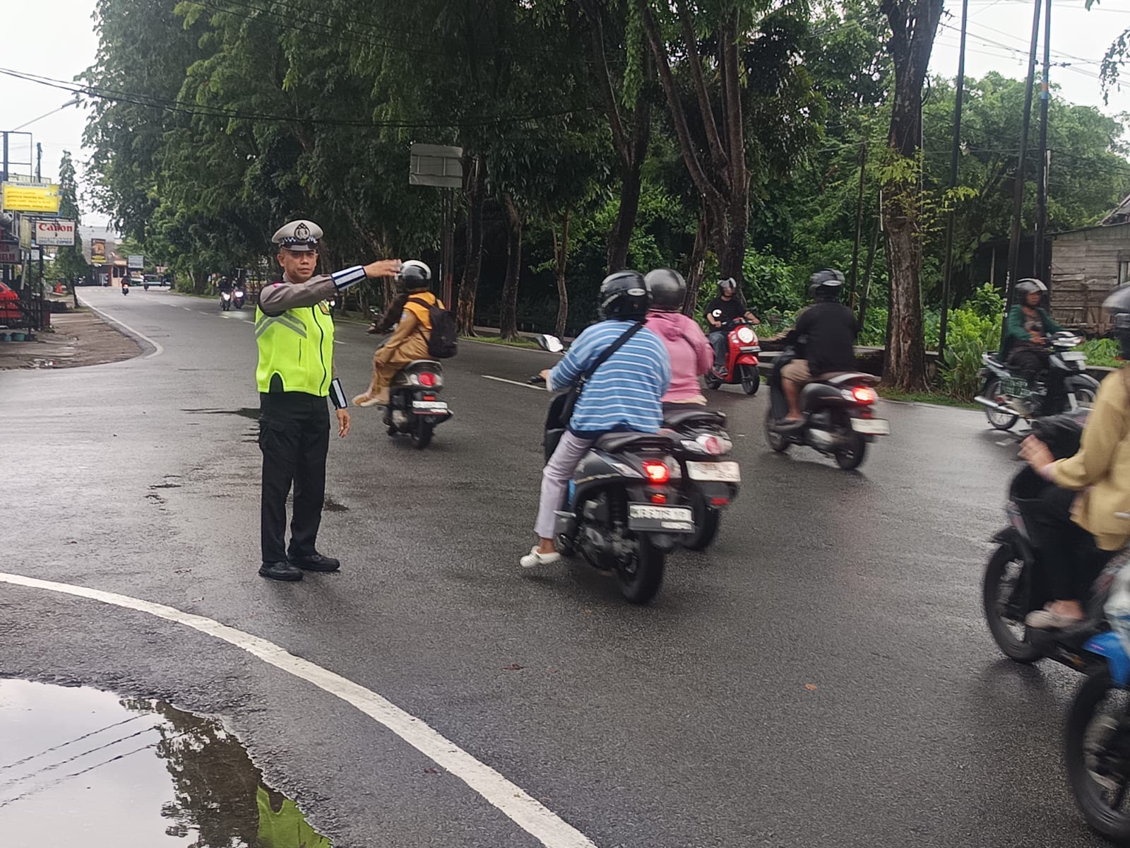 Personel Polsek Pontianak Kota Hadir di Persimpangan, Pastikan Arus Lalu Lintas Pagi Tetap Lancar