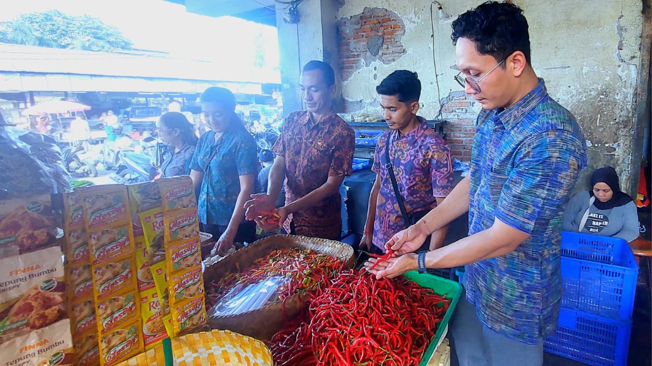 Polda Bali Turun ke Pasar, Pastikan Harga dan Stok Bahan Pokok Tetap Aman