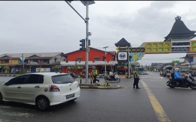 Personel Lantas Polsek Pontianak Timur Hadirkan Pelayanan Prima Melalui Pengaturan Arus Lalu Lintas Pagi