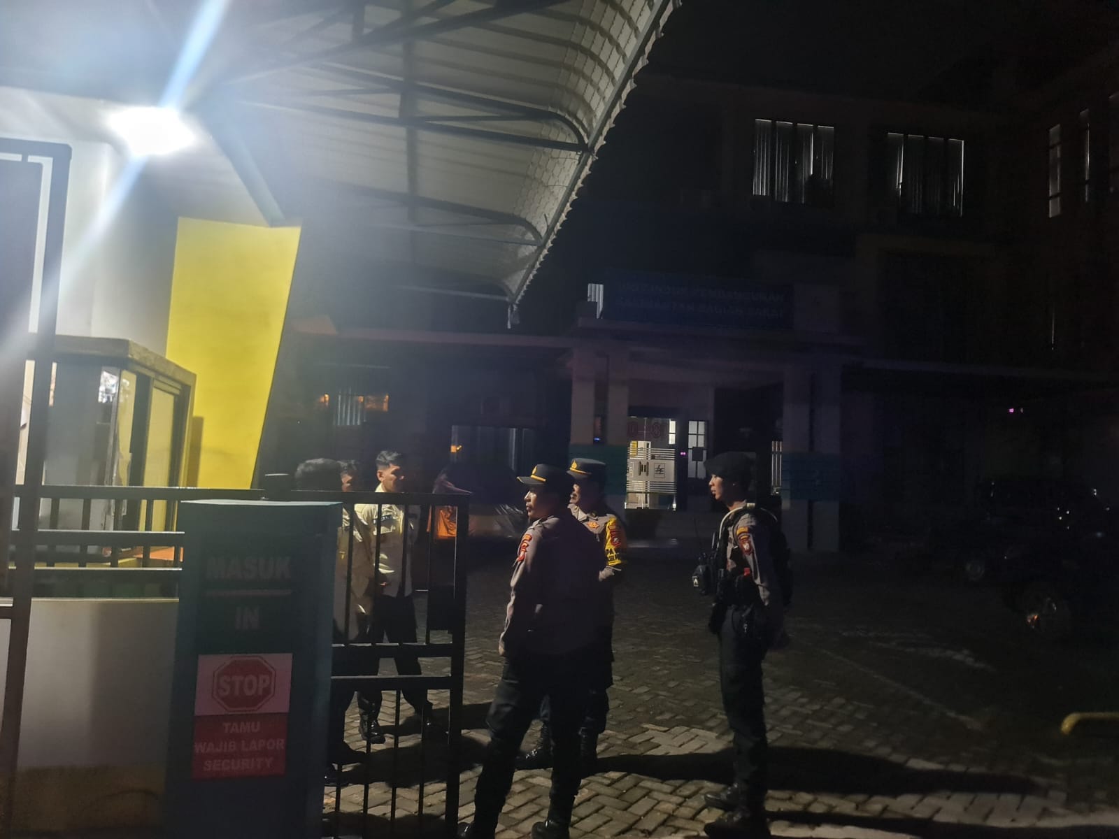 Polsek Pontianak Selatan Tingkatkan Patroli Dialogis untuk Jaga Kamtibmas Saat Pemadaman Listrik Bergilir