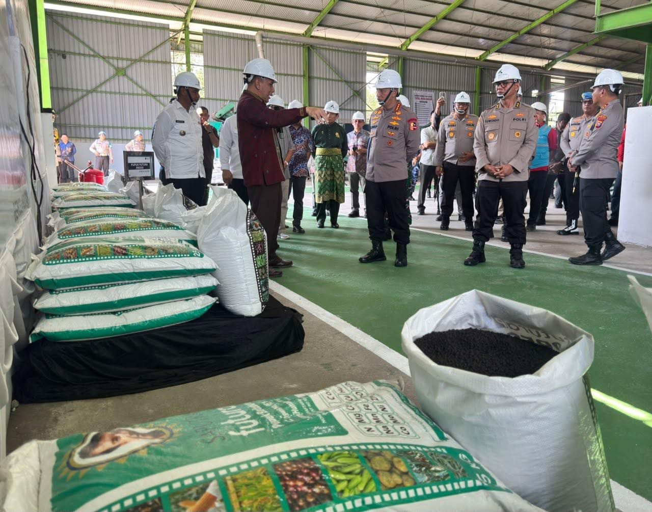 80 Ton Pupuk Batu Bara Disalurkan kepada Petani Riau, Kapolri Perkuat Komitmen Polri untuk Masyarakat
