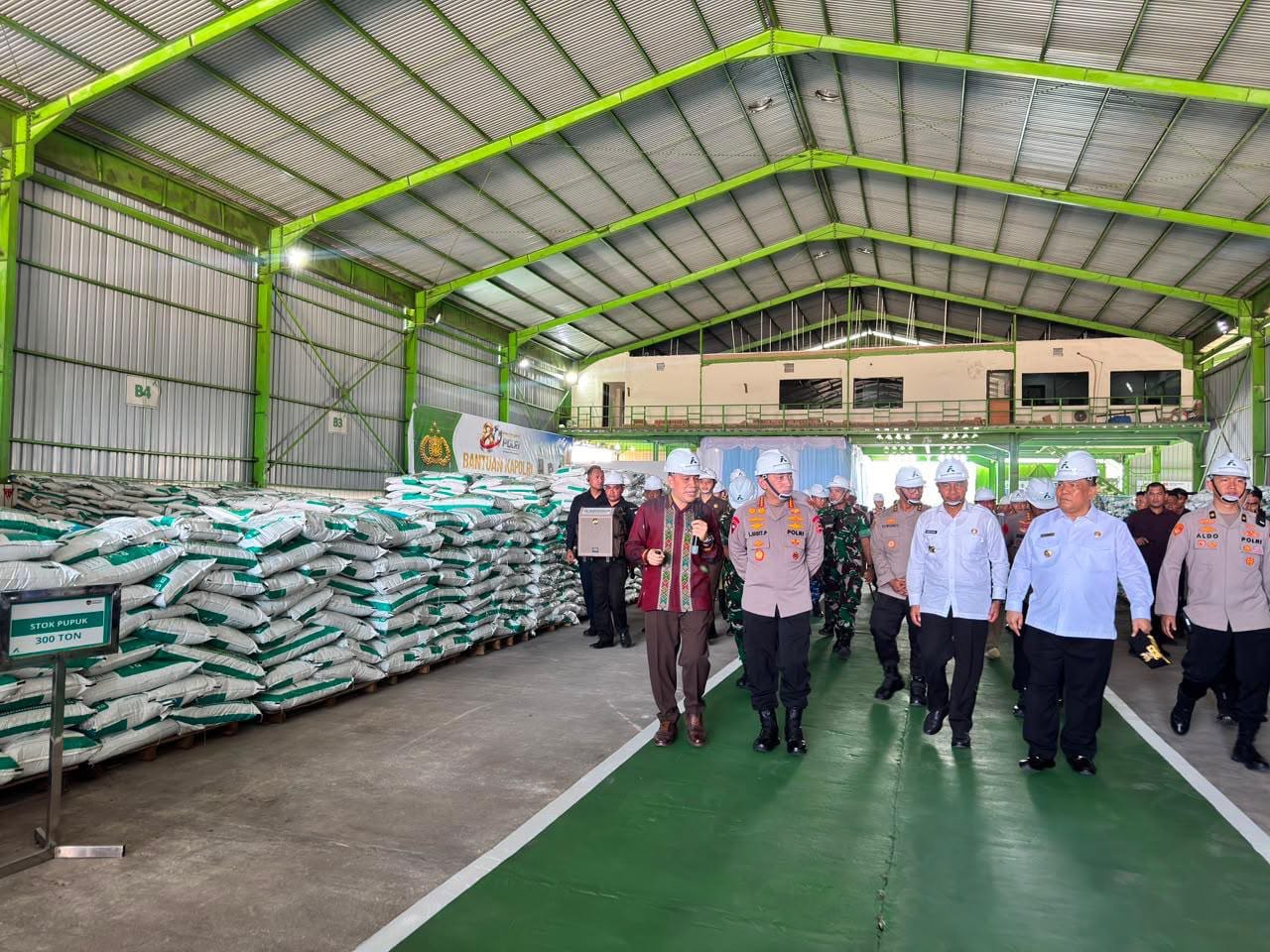 Kapolri Tinjau Inovasi Pupuk Batu Bara dan Serahkan 80 Ton Bantuan bagi Petani Riau