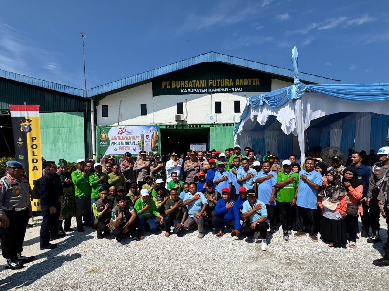 Polri Hadir untuk Masyarakat, Kapolri Distribusikan 80 Ton Pupuk Batu Bara kepada Petani Riau