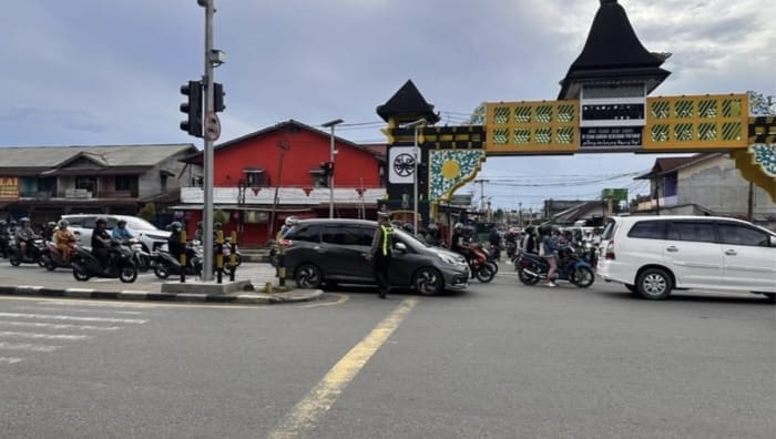 Personel Lantas Polsek Pontianak Timur Gelar Pengaturan Lalu Lintas Pagi di Simpang Tanjung Raya