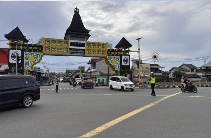 Pastikan Arus Lalu Lintas Lancar, Personel Lantas Polsek Pontianak Timur Laksanakan Gatur Pagi
