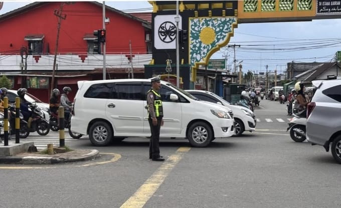 Polsek Pontianak Timur Hadir Layani Pengguna Jalan Melalui Pengaturan Pagi di Simpang Tanjung Raya