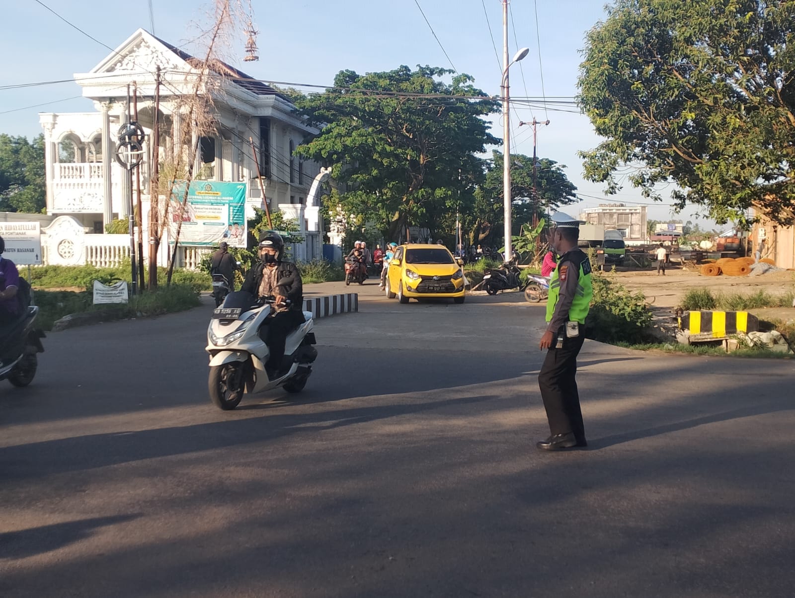 Hadir di Jam Sibuk, Polsek Pontianak Kota Layani Pengguna Jalan melalui Gatur Pag