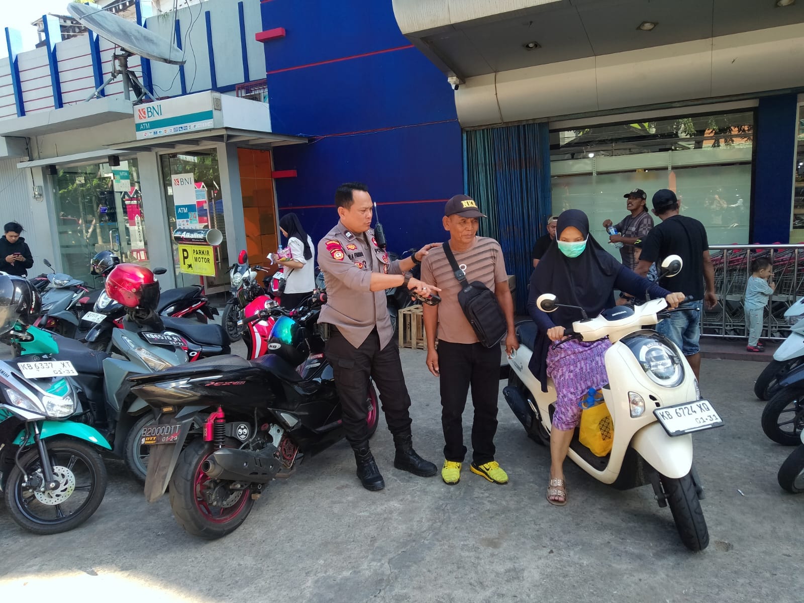 Antisipasi Gangguan Kamtibmas, Bhabinkamtibmas Sei Jawi Luar dan Personel Enggang Gelar Patroli Dialogis