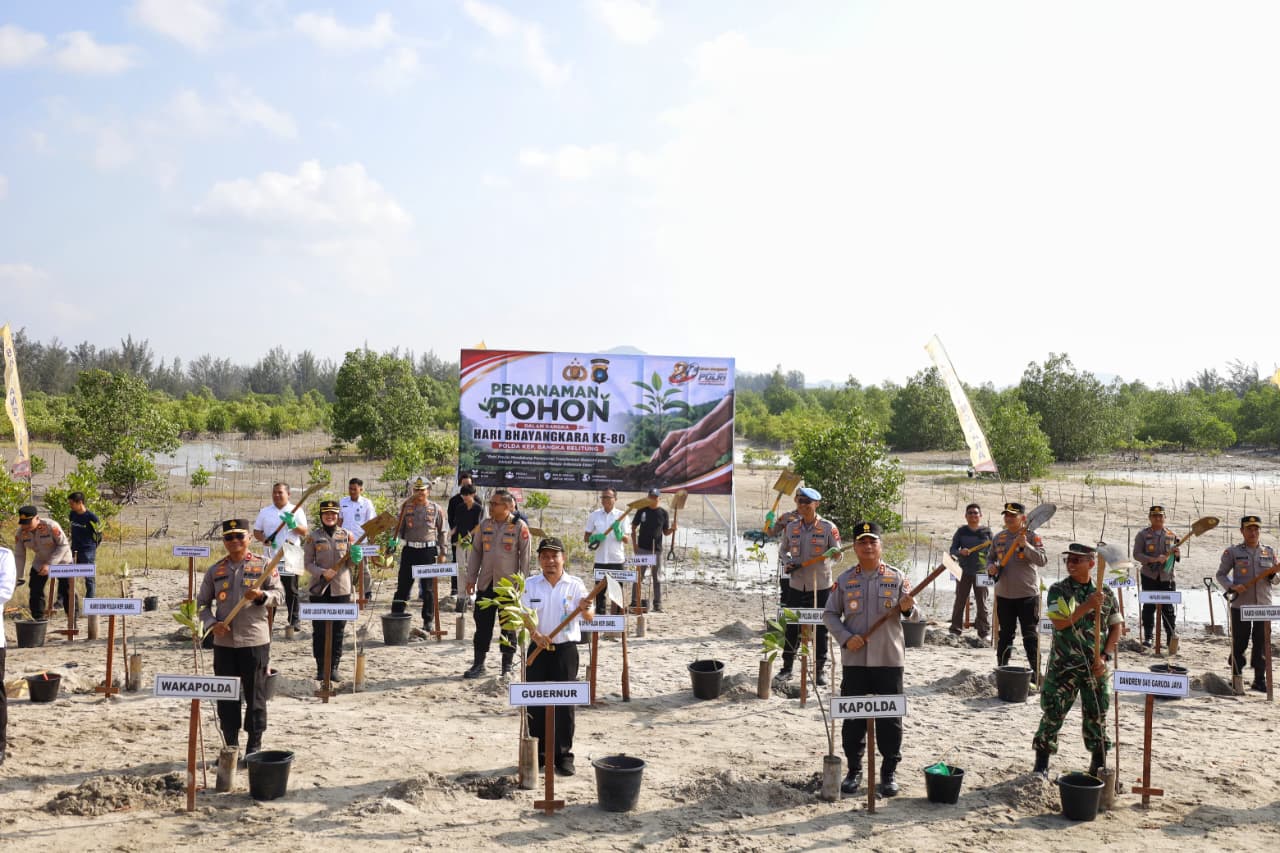 Polda Babel Bersama Masyarakat Tanam Ribuan Pohon, Dorong Pemulihan Ekologi Bangka Belitung