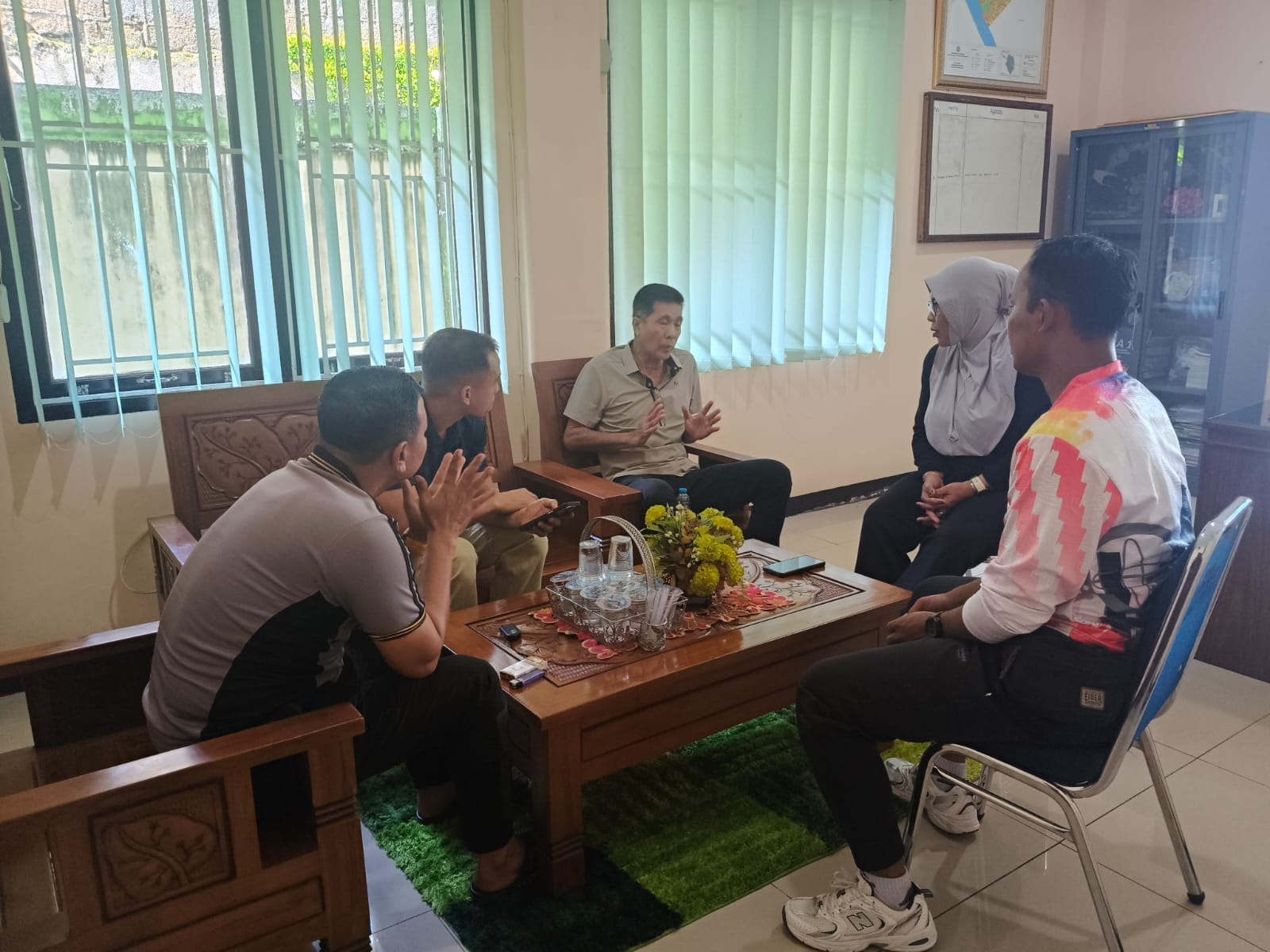 Utamakan Musyawarah, Bhabinkamtibmas Parit Mayor Selesaikan Perselisihan Pondasi Rumah Warga