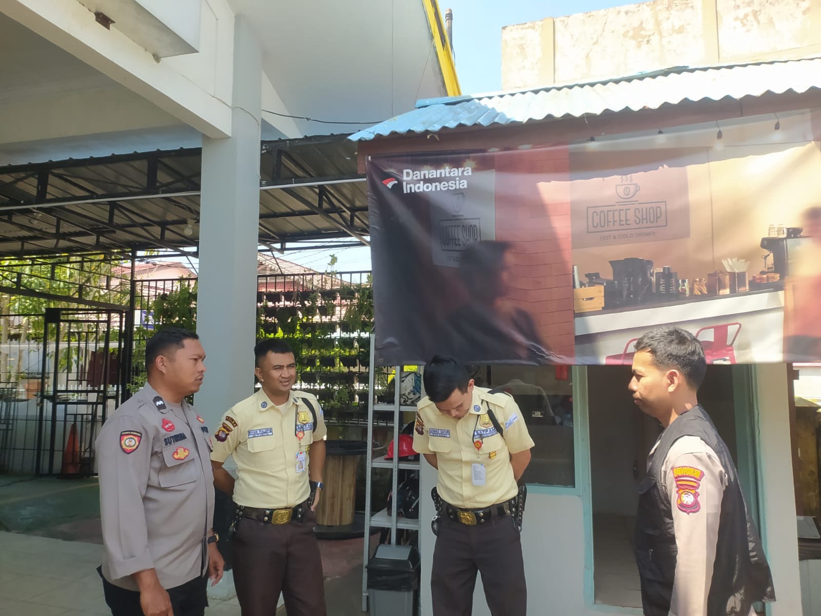 Antisipasi Keluhan Warga Akibat Pemadaman Listrik, Enggang Polsek Pontianak Barat Laksanakan Patroli Dialogis di ULP PLN Sei Jawi.