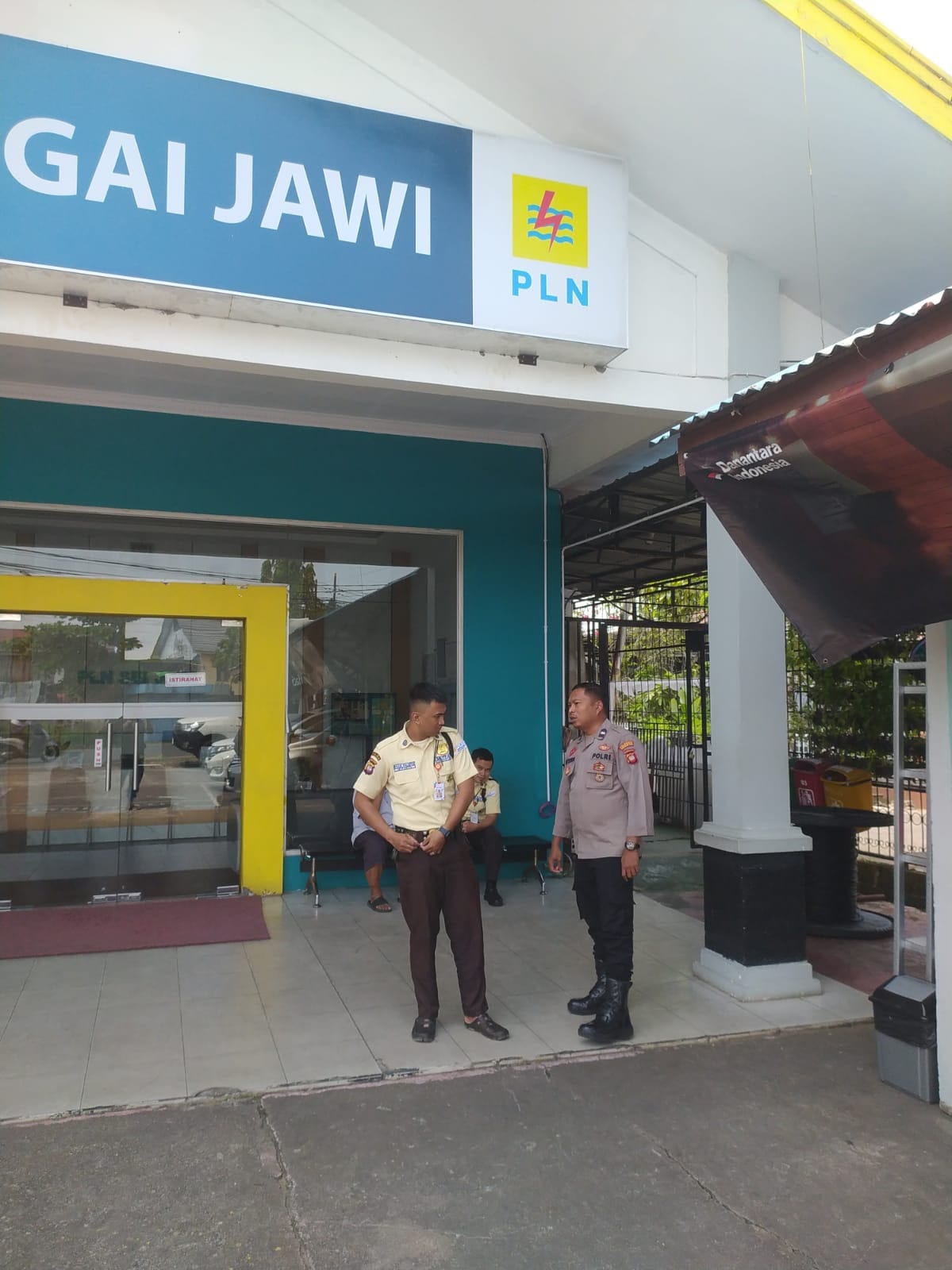 Patroli Dialogis di ULP PLN Sei Jawi, Polsek Pontianak Barat Antisipasi Keluhan Warga