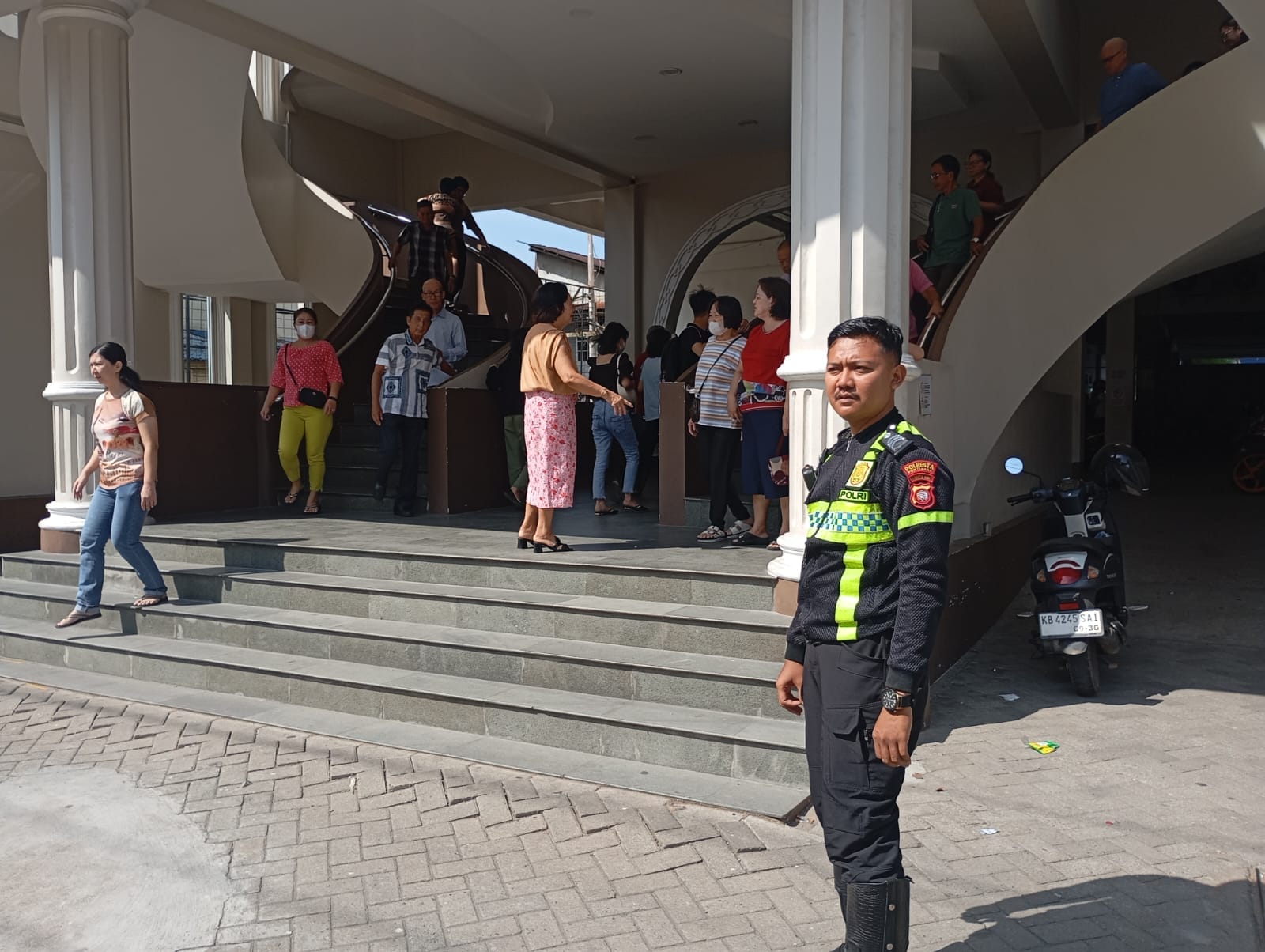 Patroli Enggang Polsek Pontianak Utara Patroli Sejumlah Gereja, Wujudkan Rasa Aman Beribadah Kepada Masyarakat