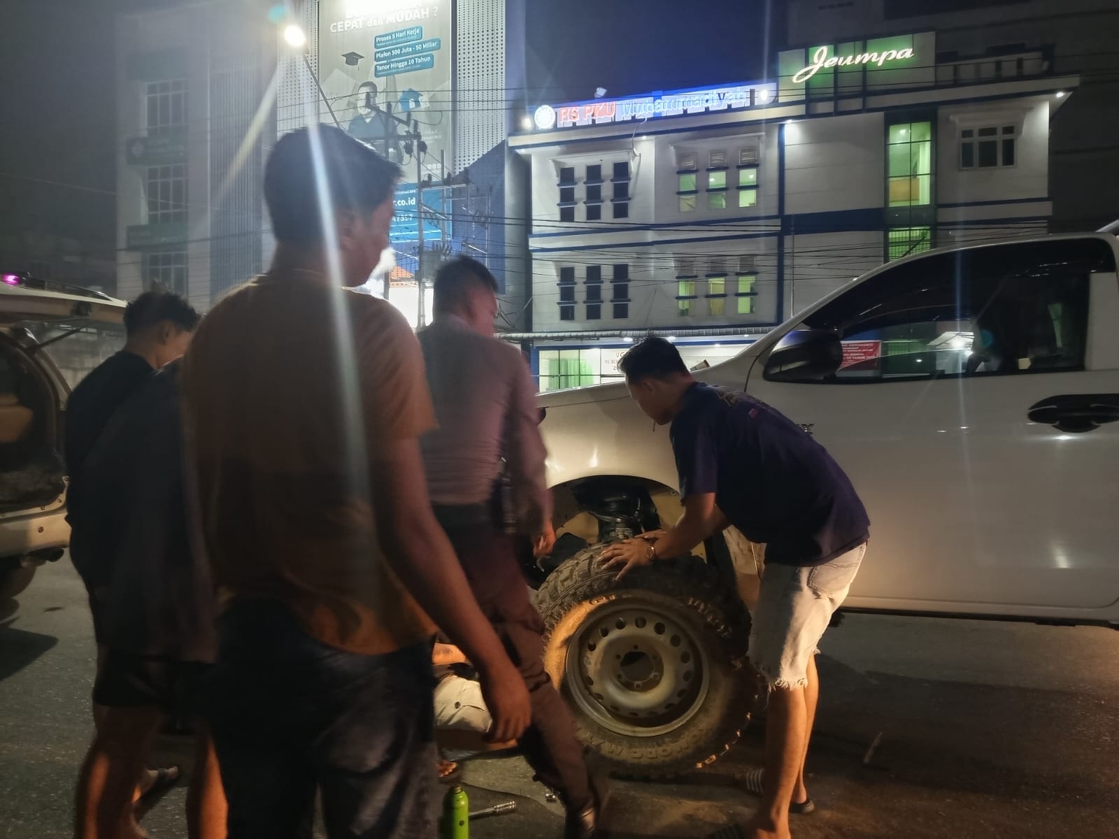 Patroli Enggang Polsek Pontianak Kota Sigap Bantu Pengendara Mobil yang Alami Kendala di Jalan Sultan Abdurrahman