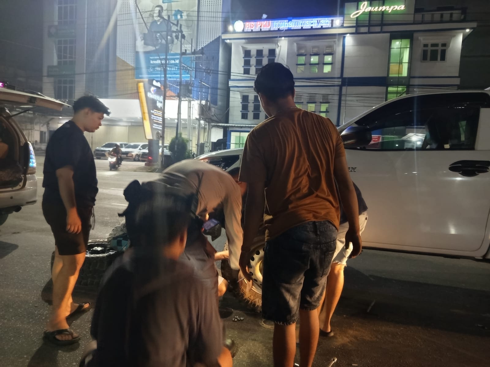 Polsek Pontianak Kota Hadir untuk Masyarakat, Patroli Enggang Bantu Pengendara yang Mengalami Kendala