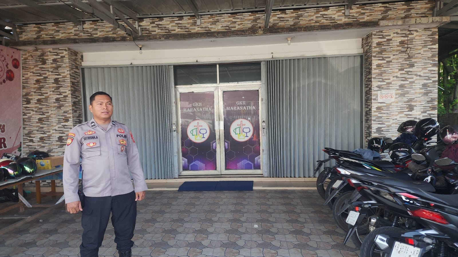 Antisipasi Gangguan Kamtibmas, Enggang Polsek Pontianak Barat Laksanakan Patroli Dialogis di Gereja Saat Ibadah Minggu.