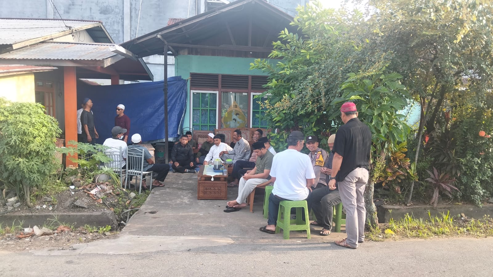 Hadir di Tengah Warga yang Berduka, Bhabinkamtibmas Polsek Pontianak Selatan Berikan Dukungan Moril