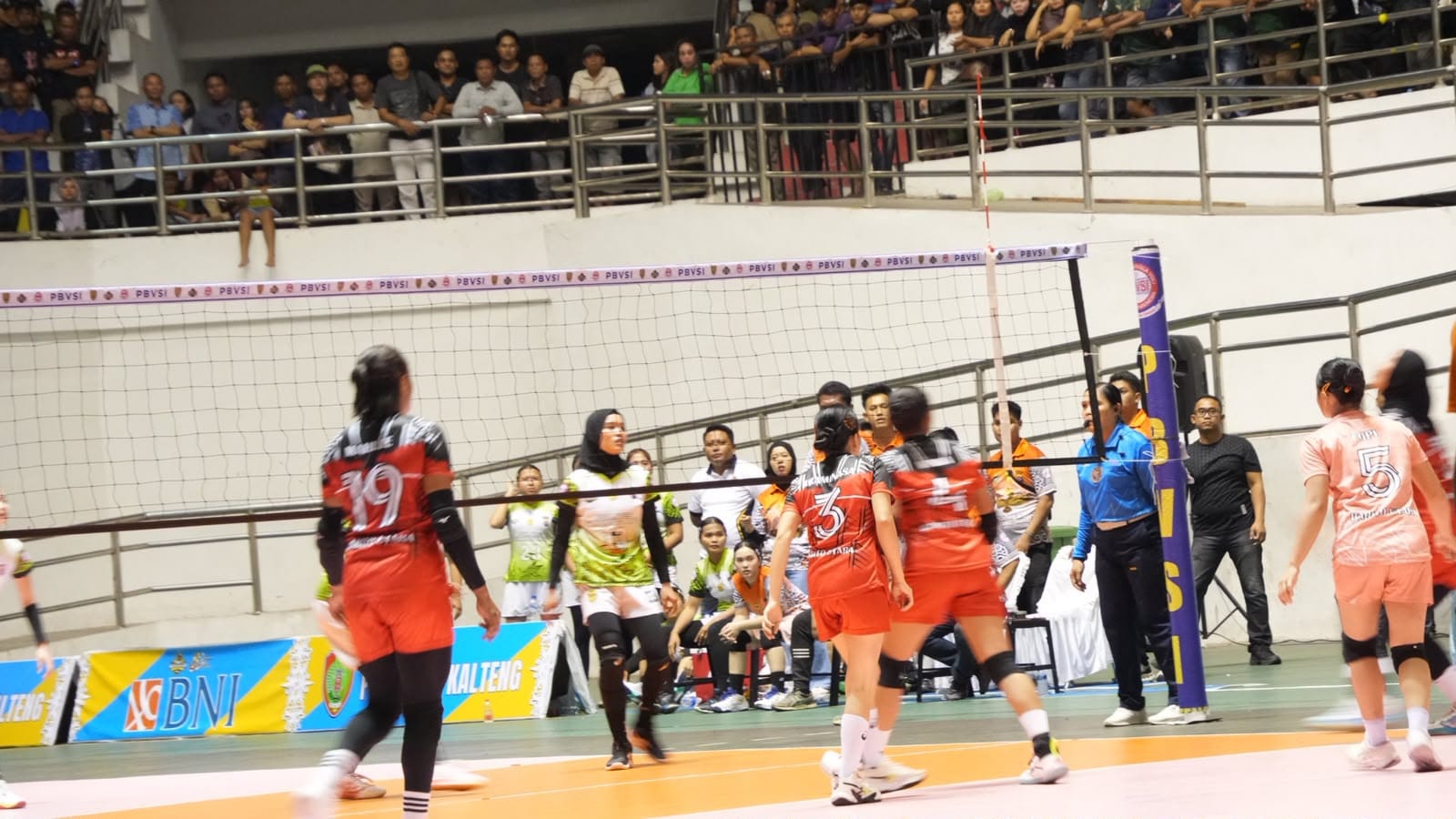 Tim Putra Polres Kobar dan Tim Putri Polres Barut Juara Turnamen Bola Voli Kapolda Cup 2, Gubernur Kalteng Serahkan Piala Bergilir