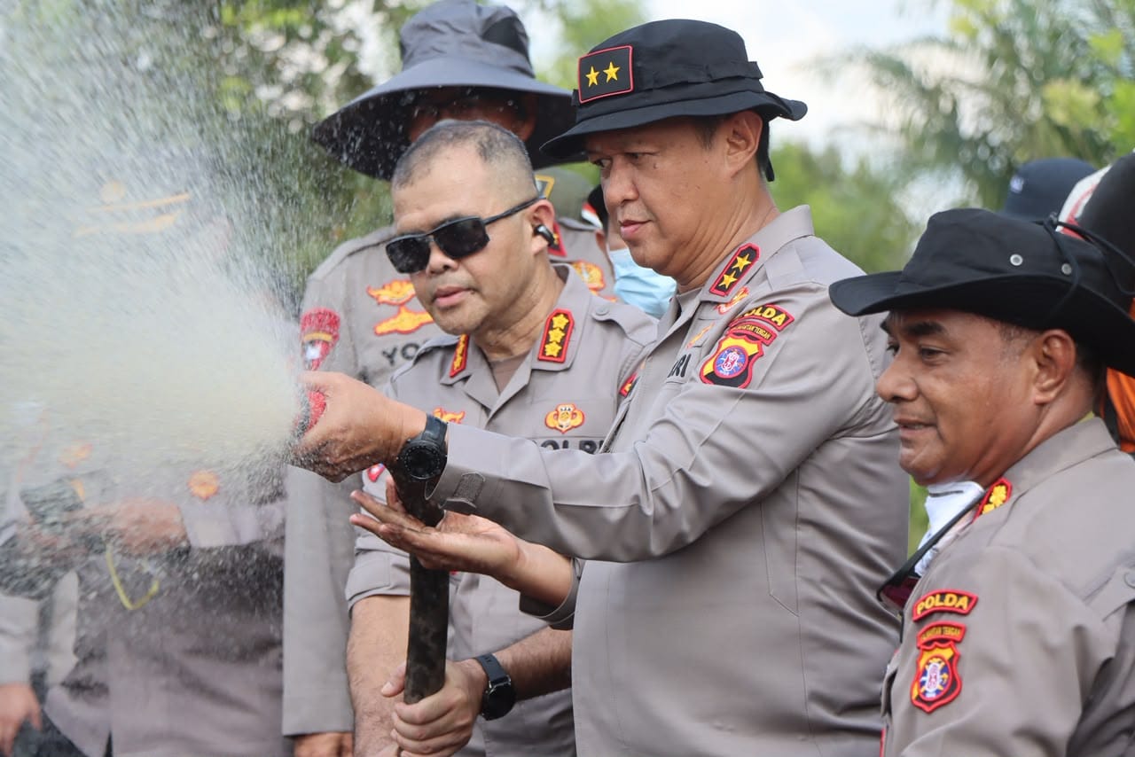 Kapolda Kalteng Turun Langsung Padamkan Api di Tumbang Nusa