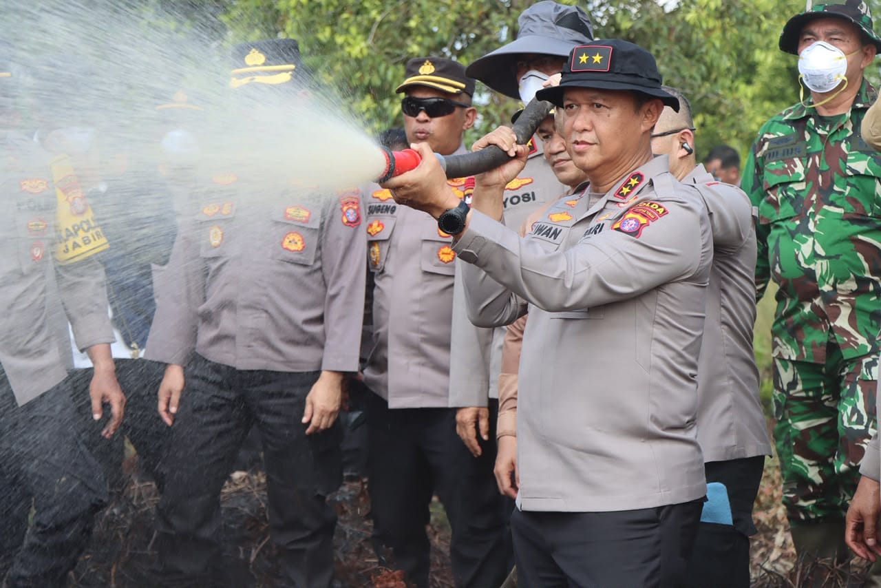 Kapolda Kalteng Pimpin Langsung Upaya Pemadaman Karhutla di Tumbang Nusa