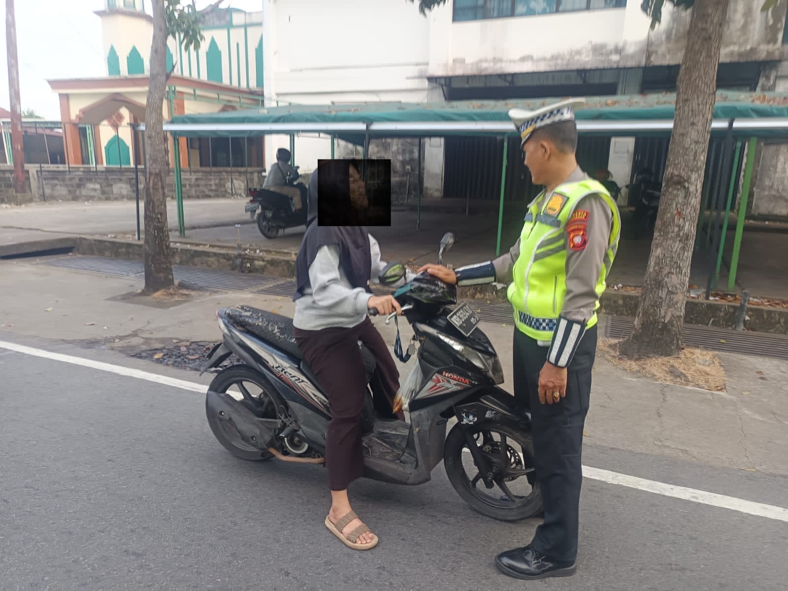 Cegah Risiko Kecelakaan, Kanit Lantas Polsek Pontianak Kota Ingatkan Pengendara Selalu Pakai Helm