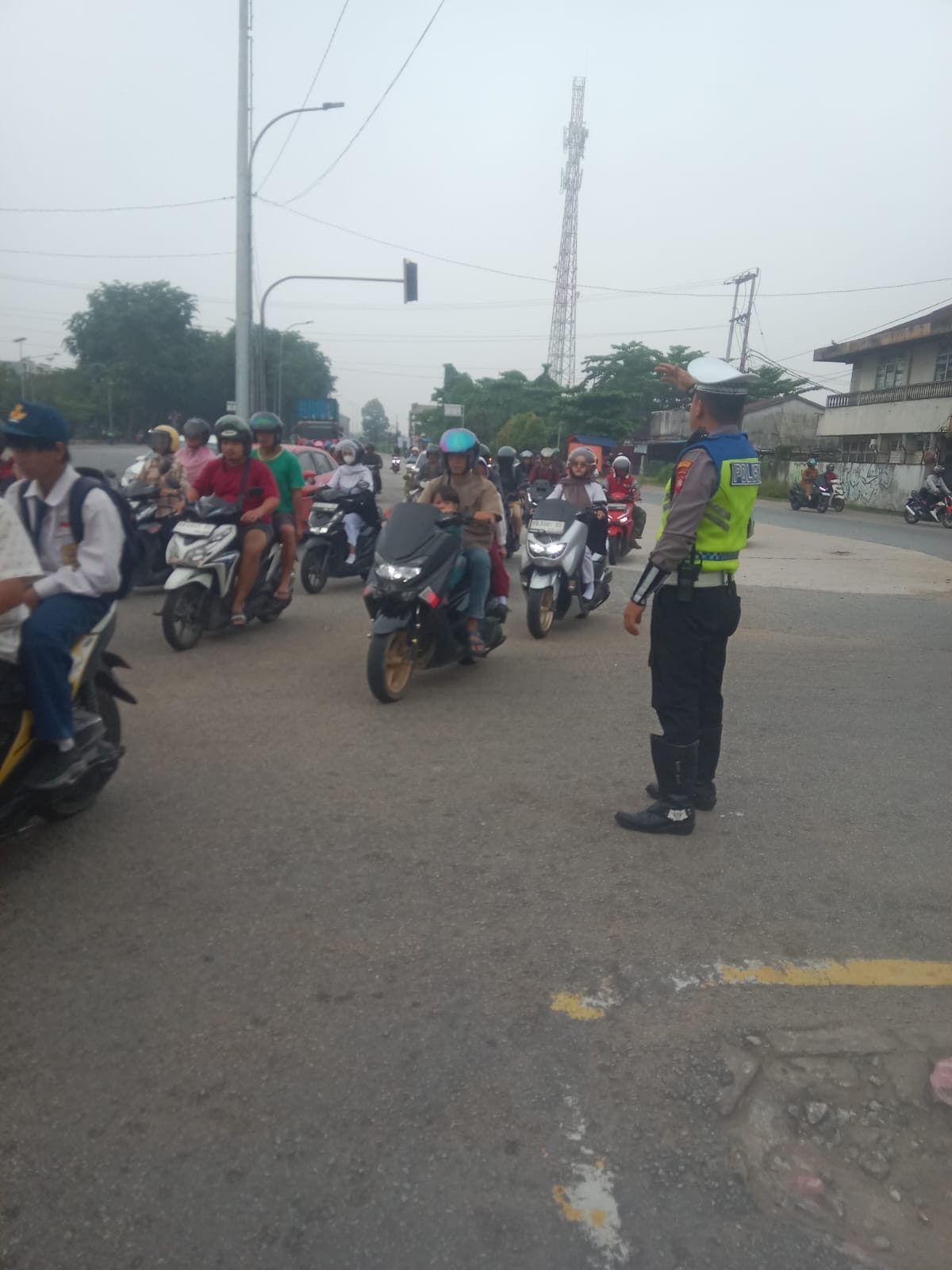 Personel Polsek Pontianak Utara Hadir Layani Masyarakat melalui Pengaturan Lalu Lintas di Pagi Hari