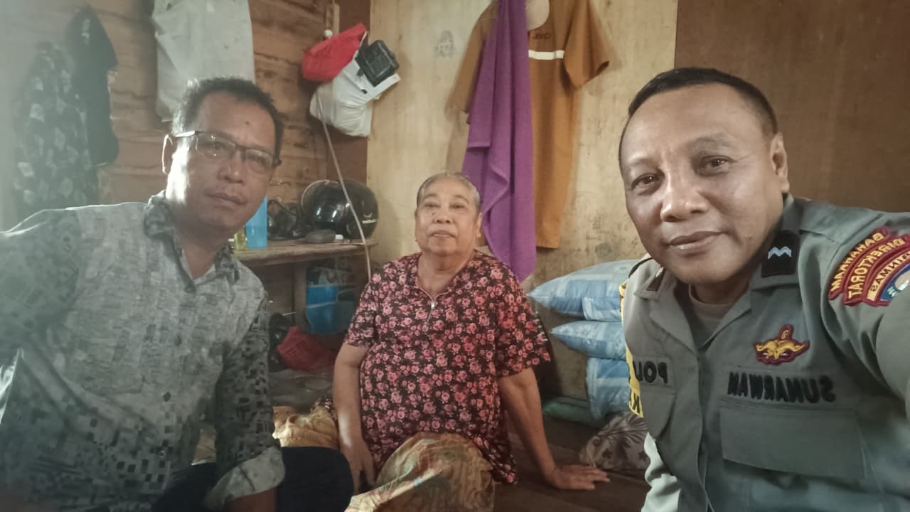 Wujud Kepedulian Polri, Bhabinkamtibmas Banjar Serasan Dampingi Lansia Mendapatkan Layanan Kesehatan