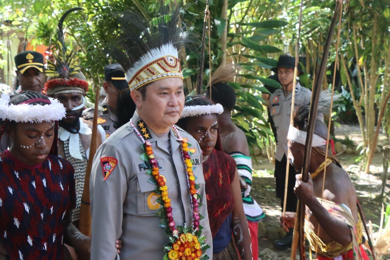 Tumbuhkan Motivasi Generasi Muda, Astamaops Kapolri Sambangi Anak-Anak Papua di Wesaput