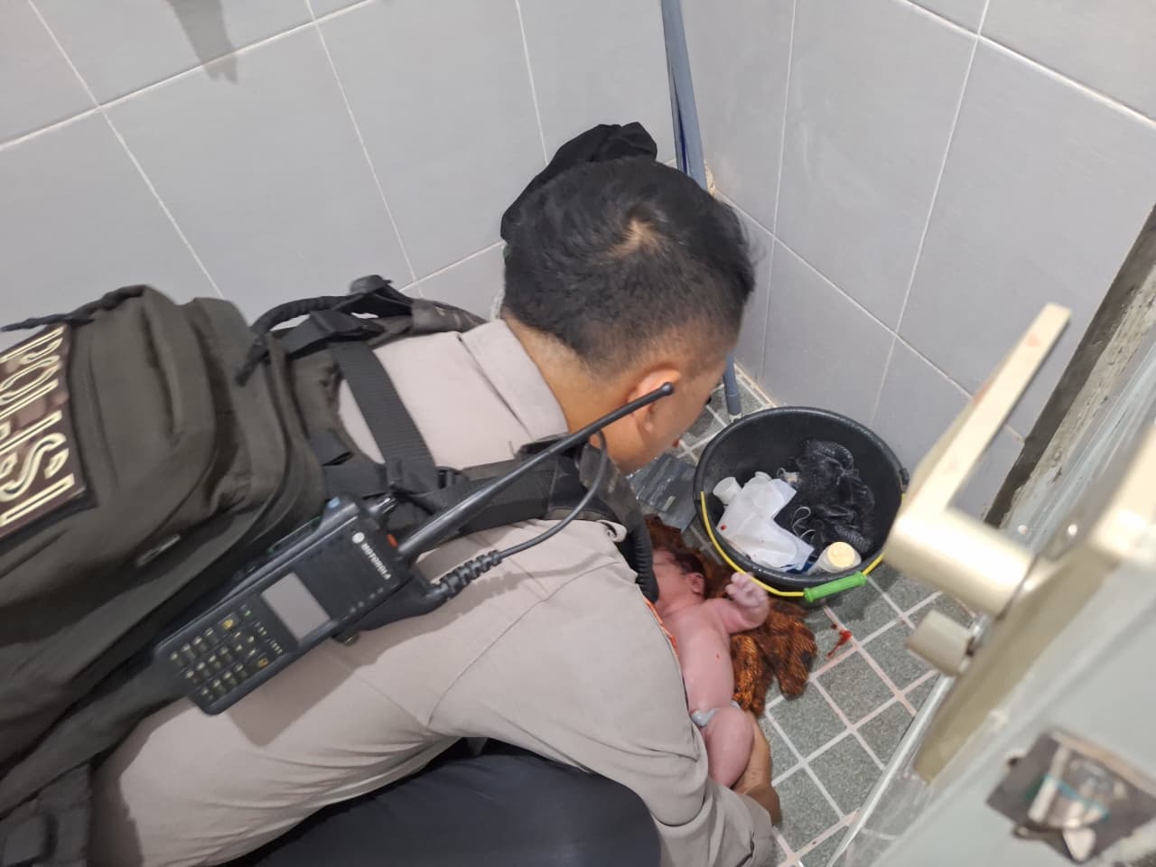 Wujud Pelayanan Humanis, Patroli Enggang Polresta Pontianak Sigap Selamatkan Ibu dan Bayi Usai Persalinan Darurat