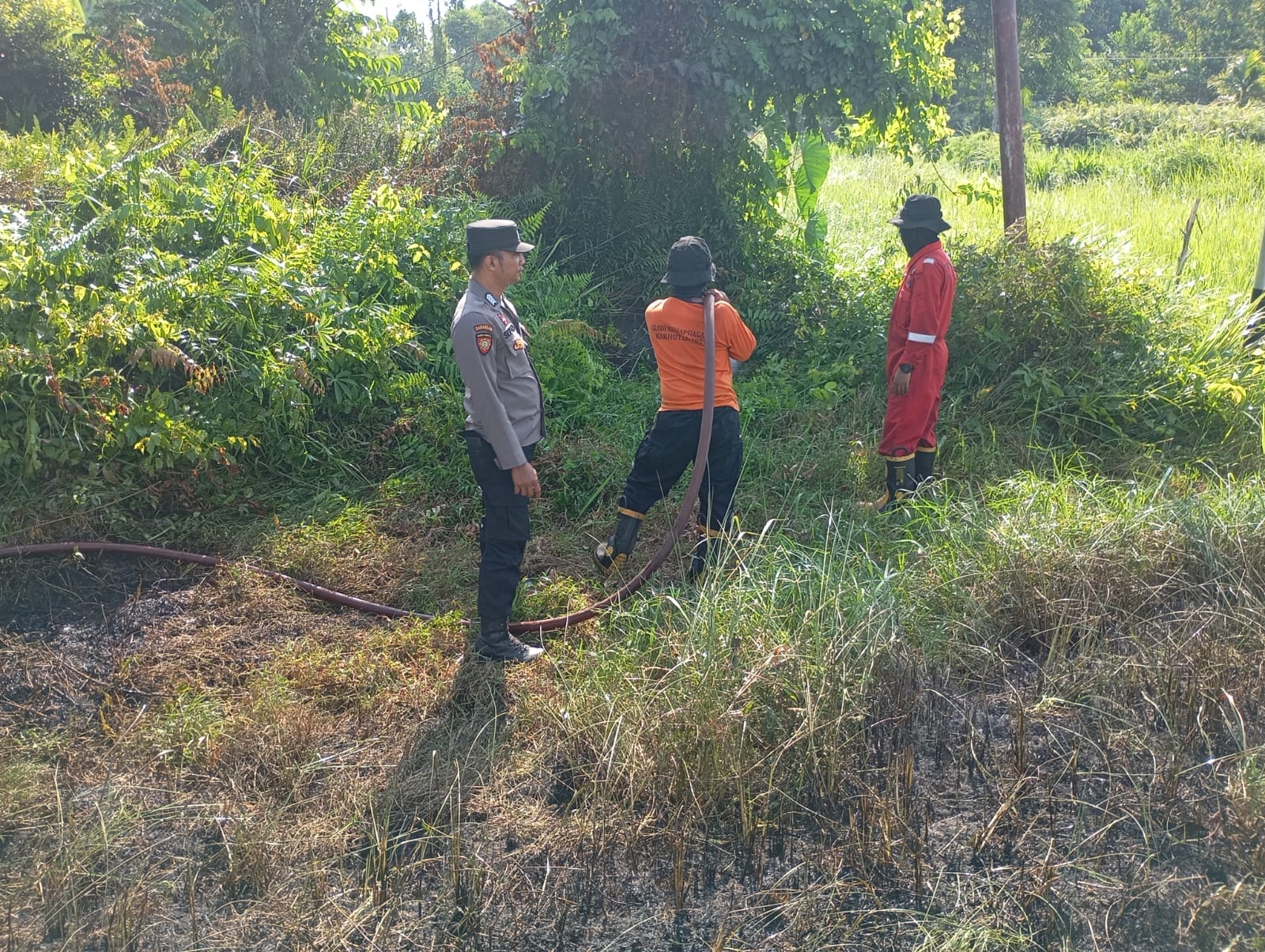 Bersama BPBD Kota Pontianak Polsek Pontianak Utara Lakukan Patroli Karhutla Di Jl. Kebangkitan Nasional