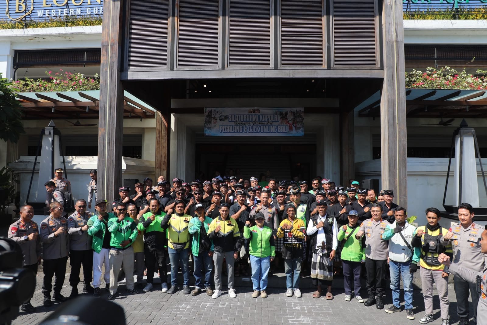 Kapolri Perkokoh Sinergi Polri, Pecalang, dan Komunitas Ojol Jaga Kamtibmas Bali