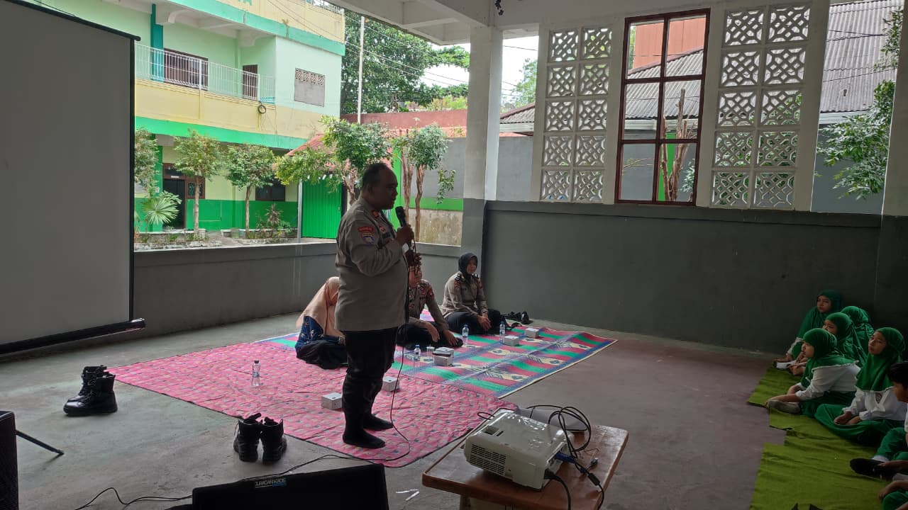 Satbinmas Polresta Pontianak Berikan Edukasi Anti Bullying kepada Siswa SD Islam Semesta Khatulistiwa