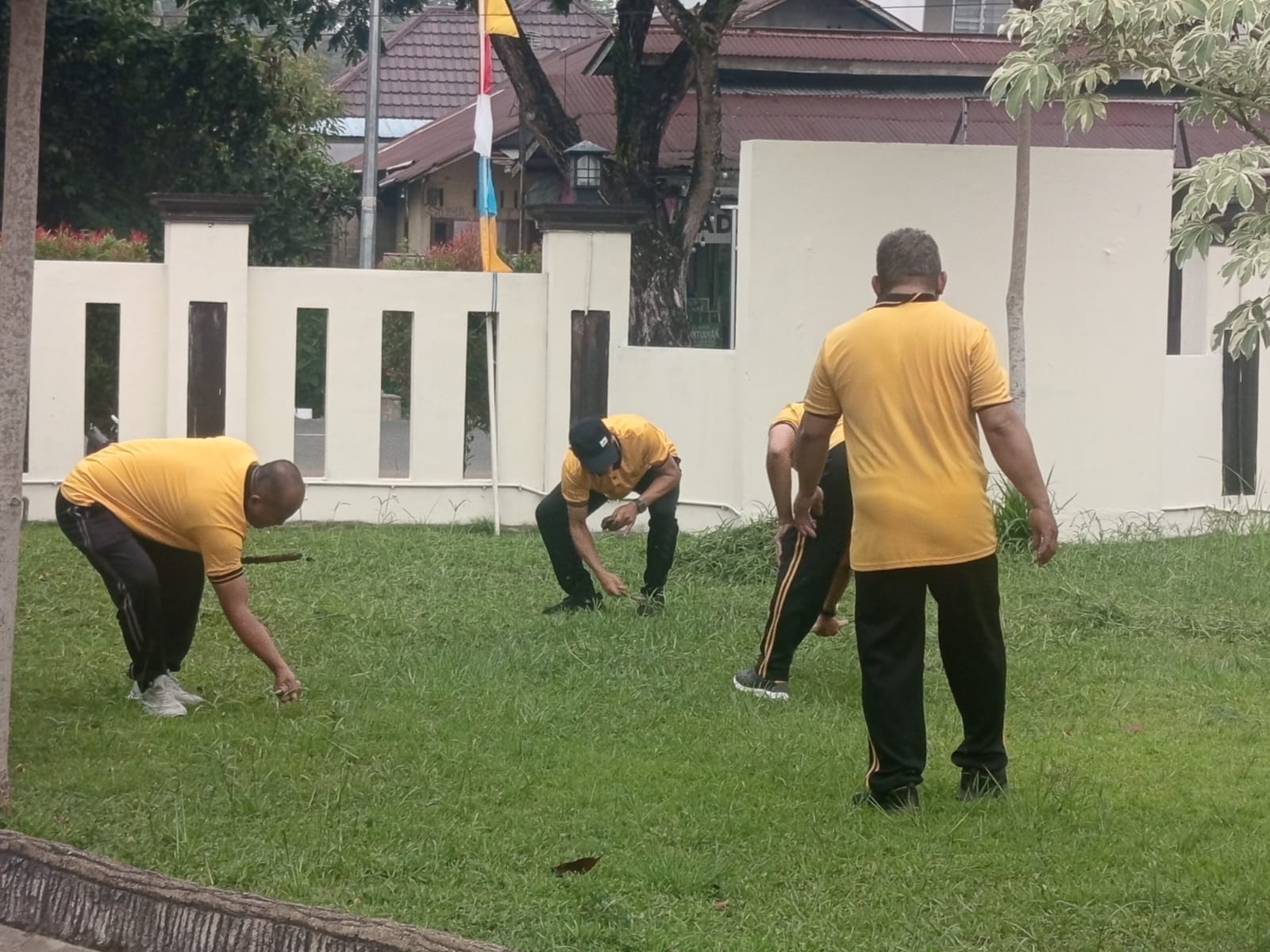 Usai Olahraga Pagi, Personel Polsek Pontianak Kota Gelar Kurve Bersihkan Lingkungan Mako
