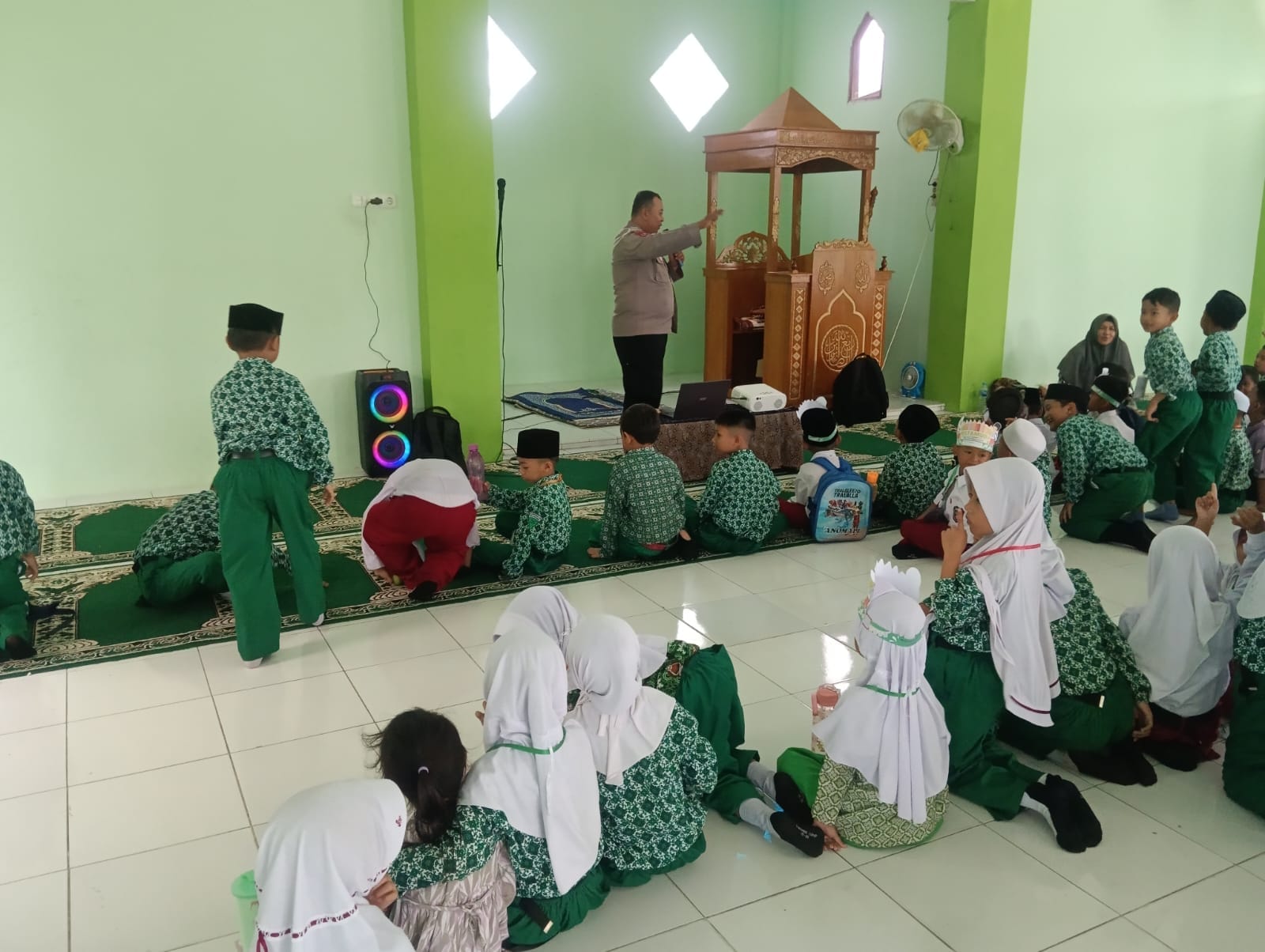 Bangun Kesadaran Hukum Sejak Dini, Panit Binmas Polsek Pontianak Timur Sambangi Pelajar LDI Madrasah